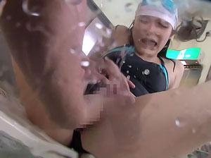 《美少女レイプ》プールで一人になったロリ少女を捕まえ執拗に責めたてる！