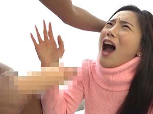 コリアン美女のマッサージで勃起したデカチンを無理やり挿入！
