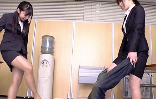 「この変態が！」美脚パンストOL達がM男を足責め！足コキ、踏みつけ、電気あんま、金蹴りで責めまくりｗｗ