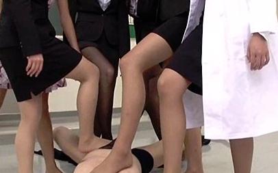 ドSお姉さんたちがM男をいじめまくり！踏みつけ、金蹴り、足コキ、強制クンニとやりたい放題ｗｗ