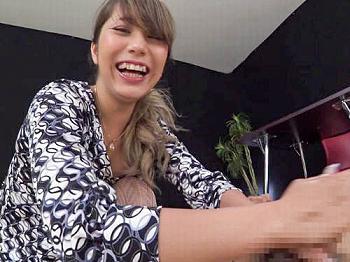 「男の潮吹きさせてあげる♪」美人お姉さんが顔を踏みながらM男にオナニーさせたり、足コキ、乳首責め、亀頭責めと責めまくりｗ