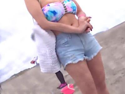 《素人ナンパ/中出し》海で見つけた巨乳ビキニ美少女へ童貞を捨てるの手伝ってと騙しMM号に乗せAV男優と中出し生セックスの