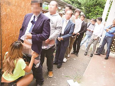 《行列フェラ抜き》「全員抜いちゃうよ～～～♪」人気黒ギャルAV女優が凄テク炸裂連続フェラ抜き！