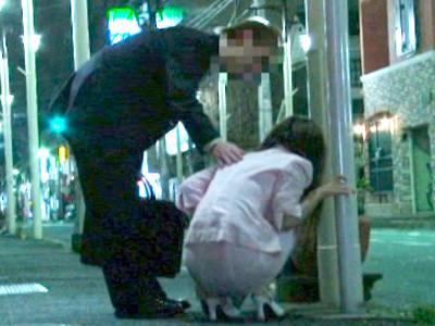 《昏睡強姦/閲覧注意》「おやおや…お姉さん…大丈夫ですか？」泥酔し…うずくまる美人OLに鬼畜おじさん魔の手が…