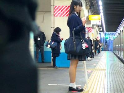 《痴漢レイプ/中出し/女子校生》※閲覧注意※満員電車での悲劇…怯えて抵抗の出来ない娘を犯し…中だし強姦する鬼畜ヤバイやつ