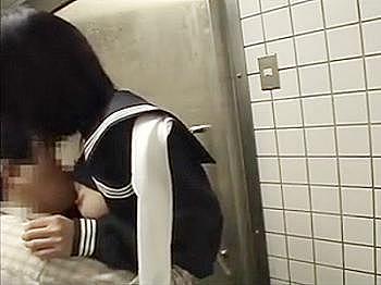 【個人流出】早期削除！公衆便所で中学生と売春する様子が映ったバレたら逮捕な映像。