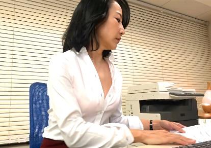 瀬尾礼子 五十路のおばさん女上司が胸チラで若い部下とオフィスでセクハラ残業だす