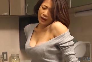 友田真希､おっぱいが気になる巨乳の人妻が台所で浮気相手にパイズリにフェラ抜きダス