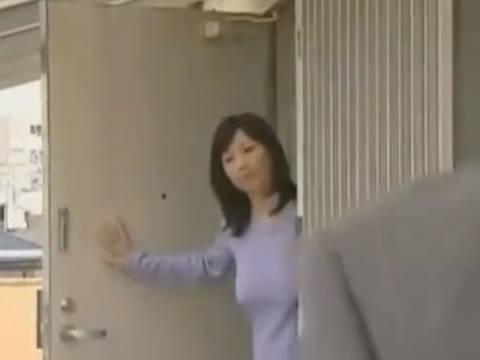 【ヘンリー塚本】いってらっしゃいぃ…熟女巨乳人妻が旦那を送り出すやいなや不倫相手の元で手コキ＆イラマチオで寝取られる