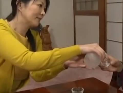 【ヘンリー塚本】おいしいお酒がありますから夢中になりそう娘には悪いけど…熟女で爆乳人妻の母が酒に酔って近親相姦
