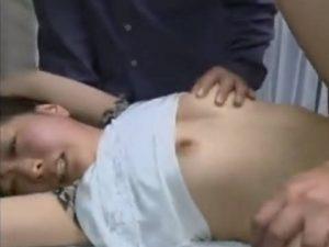 【ヘンリー塚本】興奮したぞ、久子…巨乳人妻がマワされて寝取られて性的興奮を得る夫は３人の男に囲まれてる妻を許しちゃう