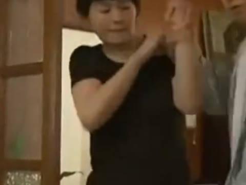 【ヘンリー塚本】やめなさいっどうかしてるんじゃないのぉお…父親とレスなのを知った息子が熟女爆乳人妻の母親と近親相姦