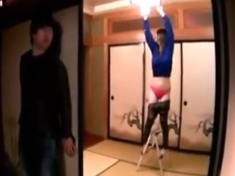 【ヘンリー塚本】ねぇそこちがうもうちょっと下ぁ…巨乳人妻が手が使えない状況でズボンがずり落ち助けを呼んで逆ナンセックス