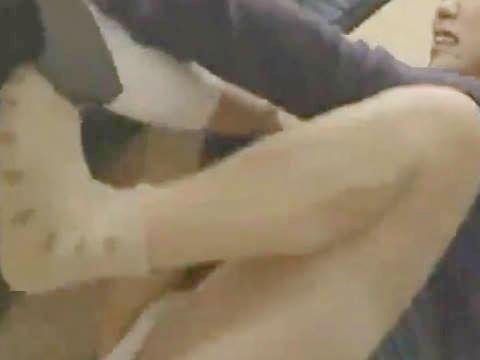 【ヘンリー塚本】乱暴はやめてお義父さんっあぁあ...熟女巨乳人妻の息子嫁に襲いかかり手コキ＆イラマチオの近親相姦