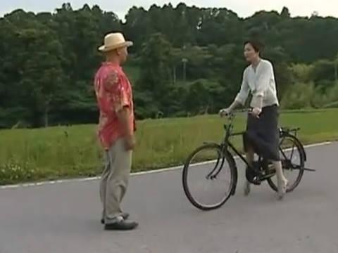 【ヘンリー塚本】夕方だっていうのに何の用？…巨乳人妻がのどかな畑の中で青姦で寝取られる