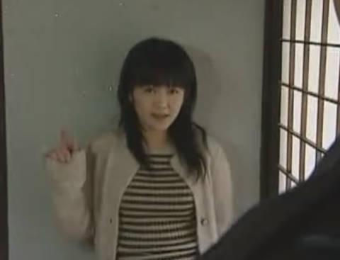 【ヘンリー塚本】入っていいけどぉ２階にお兄ちゃんがいるわよ...貧乳女が我慢しきれず手コキ＆イラマチオ