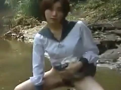 【ヘンリー塚本】この体はいまはおじさんだけのもの…熟女の貧乳JKが川釣りをする男と近親相姦しちゃった