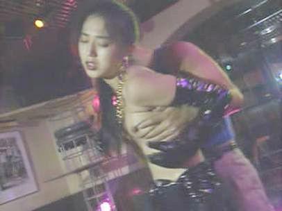 【ヘンリー塚本】もっとセクシーにぃい…熟女巨乳女がポールダンスするAV女優の映像が流出