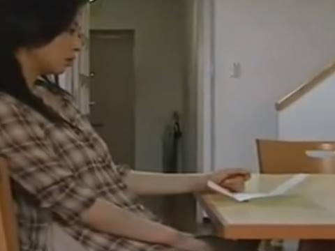 【ヘンリー塚本】オナニー中毒の爆乳人妻が宅配男から手紙で告白され手コキ＆イラマチオで寝取られる