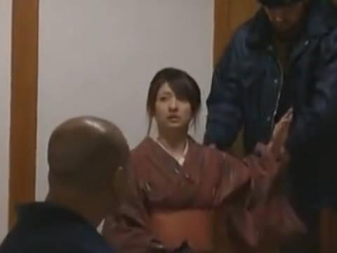 【ヘンリー塚本】旦那女を連れてまいりましたほらぁあ…盲目で着物の熟女の巨乳人妻がマッサージをしながら手コキ＆イラマチオ