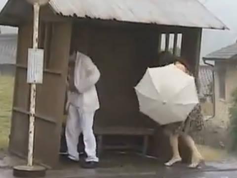 【ヘンリー塚本】青姦目的でここに来た…巨乳人妻が温泉旅行中に雨が降りバス停で手コキ＆イラマチオで寝取られる