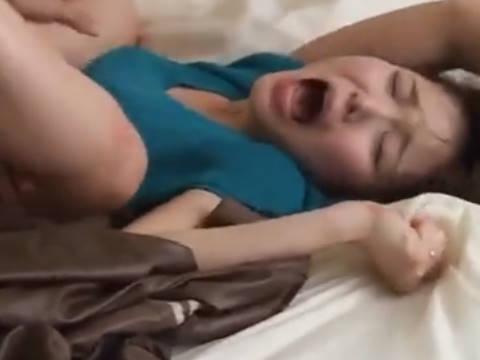 【ヘンリー塚本】はぁあぁああ…熟女巨乳人妻がピストン運動であまりの気持ちよさにシーツをぎゅっと握りしめて寝取られる