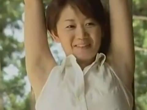 【ヘンリー塚本】見るだけ？こうゆう事になると思ってちゃんと洗って来たのよ…腋が好きな巨乳女が神社の茂みで青姦セックス