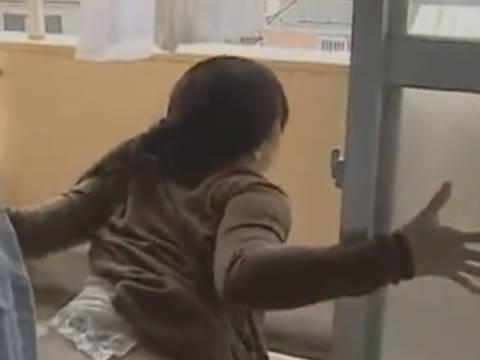 【ヘンリー塚本】向かいのマンションに人がいるのよ？…熟女爆乳人妻がヤリ部屋で寝取られる