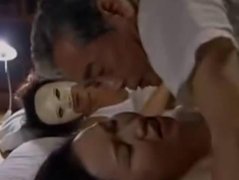 【ヘンリー塚本】お前がせがれにハメられてから俺がハマるぅう…熟女巨乳人妻が旦那の前で息子に寝取られ近親相姦