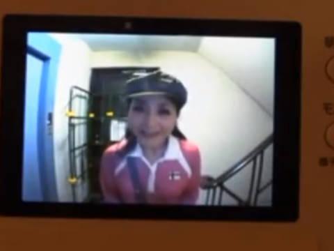 【ヘンリー塚本】新聞代の取り立てに来た熟女巨乳女を家に招き入れ視姦して手コキ＆イラマチオさせる