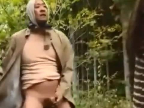 【ヘンリー塚本】きゃーとなるはずがぁなんで驚かんのじゃぁ…熟女巨乳女が露出狂にチンポを手コキされる