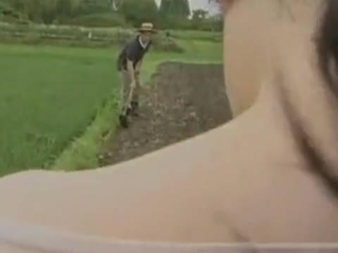 【ヘンリー塚本】飯食ったら、ハメさせろ…巨乳人妻が田舎の野良仕事の休憩中に手コキ＆イラマチオで仲良く野外セックス