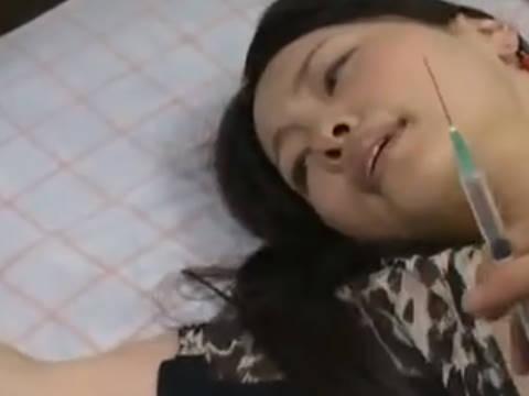 【ヘンリー塚本】俺が先にこの女とやるよぉお...熟女巨乳女が注射で眠らされて強制イラマチオの中出し