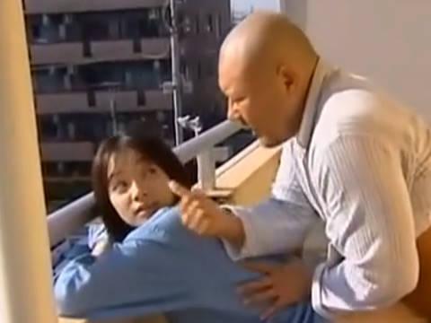 【ヘンリー塚本】亭主のいない隣の中年女がのぞいてるぞぉ…熟女巨乳人妻がベランダで隣りに分かるように近親相姦で寝取られる