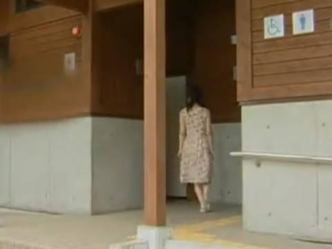【ヘンリー塚本】セックスがしたくなるからオナる…巨乳JKの変態女が公衆トイレで潮吹きオナニーでイキまくり