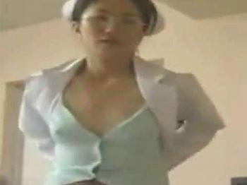 【ヘンリー塚本】しゃぶってくれぇ次来た時にしてぇえ…巨乳ナースが入院患者を巨乳で手コキ＆イラマチオで性処理