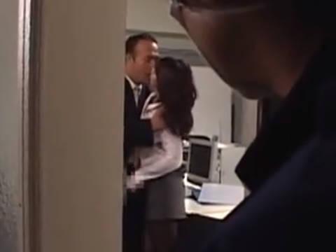 【ヘンリー塚本】奥さんの元へ返すのが嫌だわぁあ...上司が熟女の巨乳OLとヤリ部屋となったオフィスで寝取られるも覗かれる