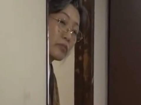 【ヘンリー塚本】気持ち良かった最高だぁああ...熟女巨乳人妻が同じ家に住む姑に気付かれないように手コキ＆イラマチオ