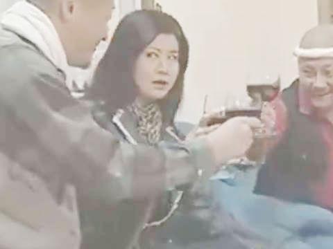 【ヘンリー塚本】この男たちにヤられるんだわぁあ…熟女巨乳女が部屋に連れられワインを飲んでいつの間にか３Ｐ