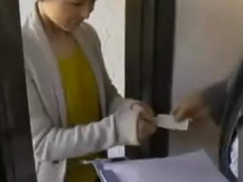 【ヘンリー塚本】来週の会合の件で連絡を取り合いたのですが…隣の熟女巨乳人妻にナンパされ手コキ＆イラマチオで寝取られ