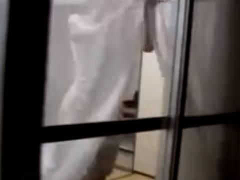 【ヘンリー塚本】隣の人が覗いてたのよだから余計気持ち悪いの...熟女巨乳人妻が不倫現場をを隣人から盗撮され寝取られる