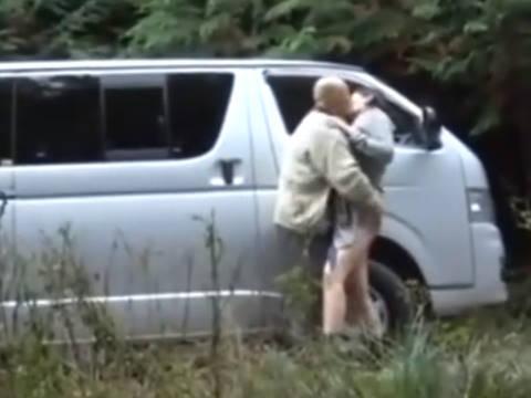 【ヘンリー塚本】青姦してみないぃい？…熟女爆乳人妻が欲求不満の解消に旧友の男に寝取られる