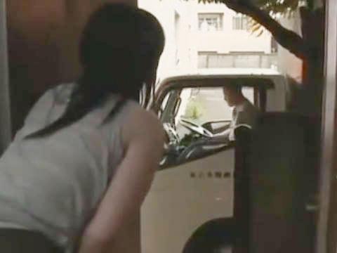 【ヘンリー塚本】ひょんな事で私で性欲をはき出すことに...熟女巨乳人妻が旦那が起きる前からトラックの荷台で寝取られる