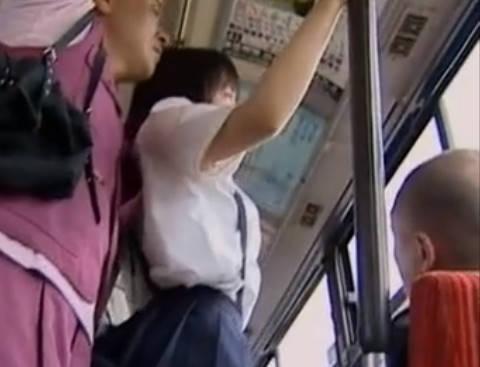 【ヘンリー塚本】すっげぇこれで２度目だなんちゅうこった...貧乳美少女の痴漢現場を目撃して手コキさせたい