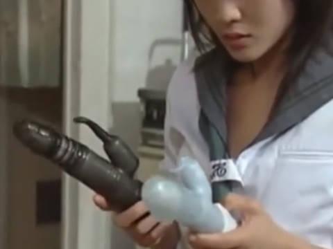 【ヘンリー塚本】こっこんなの入れて大丈夫かなぁあ？…巨乳女がレズ仲間の要求に戸惑う