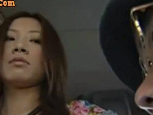 【ヘンリー塚本】この女ぁあ押し付けてきてるないや違うかなぁ…熟女巨乳人妻がバスで手コキのマネで男を誘惑