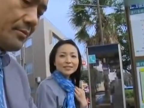 【ヘンリー塚本】先ほど奥様ご出勤してましたねぇえ…巨乳人妻の妻が出勤した後に隣の熟女に手コキ＆イラマチオで寝取られる