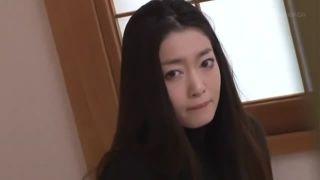 欲求不満淫乱ロン毛美魔女母親が息子の友人と不倫セックス!
