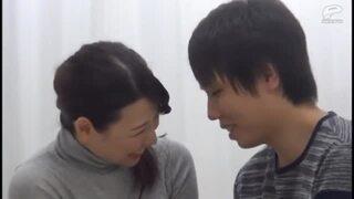清楚美魔女奥様がＡＶ出演大学生と絡んでハメ撮りセックス!