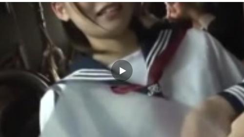 満員バスでウブな女子○生を狙って近づく痴漢師